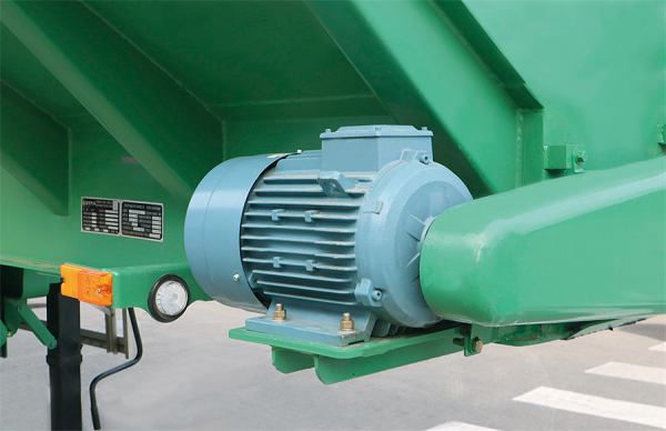 凌宇飼料運(yùn)輸半掛車