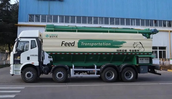 散裝飼料運(yùn)輸車的特點(diǎn)介紹！