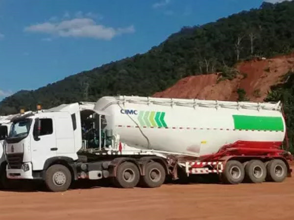 助力“一帶一路”建設(shè) 大批凌宇罐車抵達越南