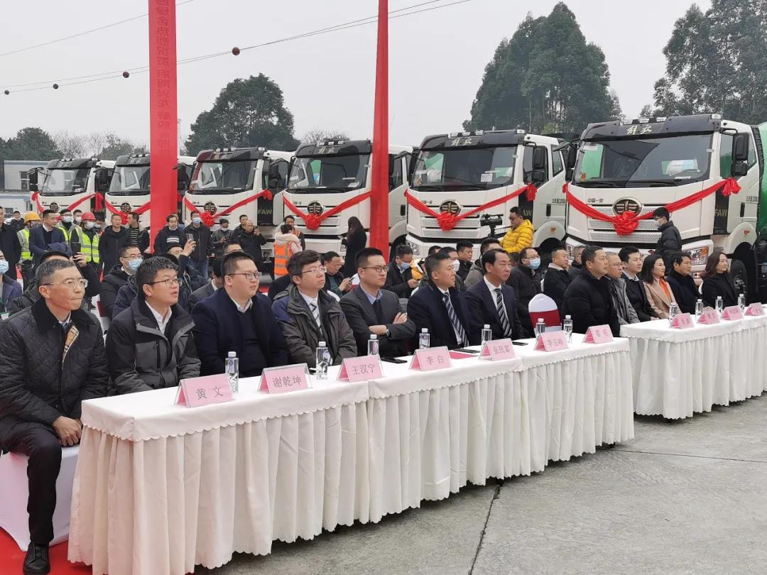 瑞虎迎新 戰(zhàn)績(jī)恢弘！80臺(tái)解放&凌宇一體化攪拌車(chē)交付蜀國(guó)之地