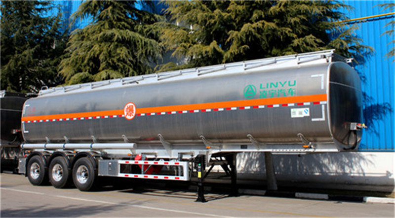 凌宇液罐車頻頻被老客戶點(diǎn)贊，性能獲大眾認(rèn)可